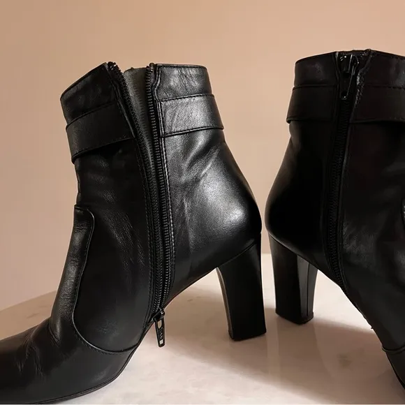 Vintage Casuccio &amp; Scalera Black Soft Italian Leather Ankle Boots with Gold Belt