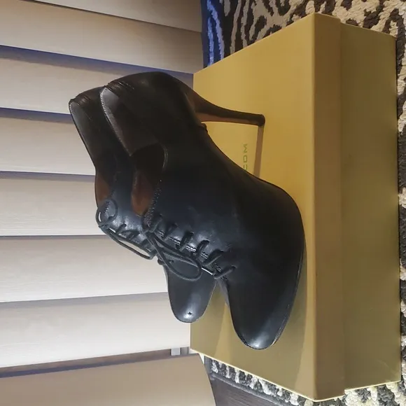 Vintage Elegant Black Lace-Up Heels