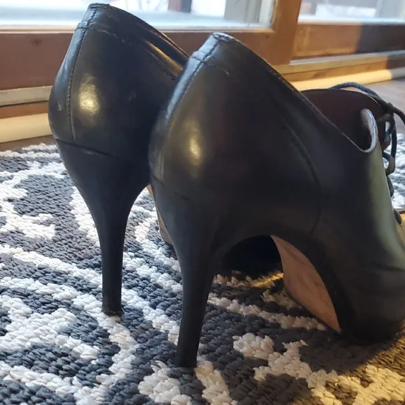 Vintage Elegant Black Lace-Up Heels