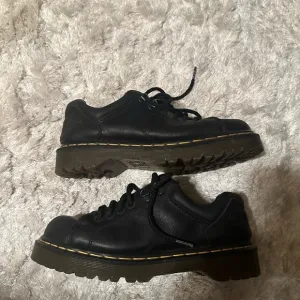 Vintage YTK men’s size 7 Dr. Martens black leather shoes