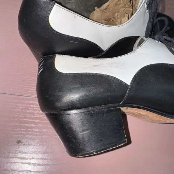 Vintage 1970s Two Tone Saddle Shoes // Black and White Leather Lace Up Cuban Hee