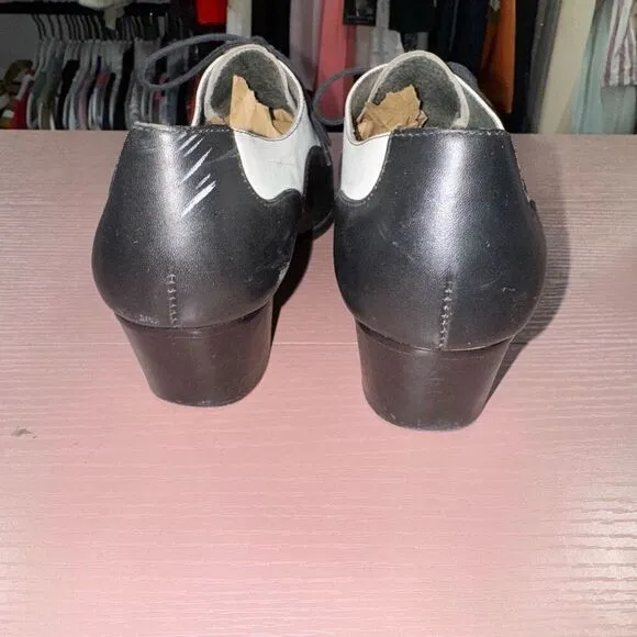 Vintage 1970s Two Tone Saddle Shoes // Black and White Leather Lace Up Cuban Hee