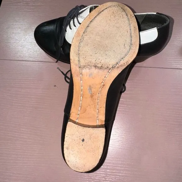 Vintage 1970s Two Tone Saddle Shoes // Black and White Leather Lace Up Cuban Hee