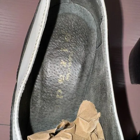 Vintage 1970s Two Tone Saddle Shoes // Black and White Leather Lace Up Cuban Hee