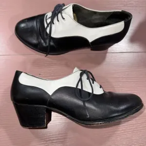 Vintage 1970s Two Tone Saddle Shoes // Black and White Leather Lace Up Cuban Hee