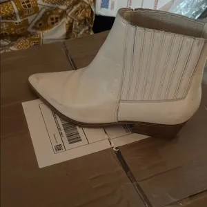 Women's Marc Fisher White Ankle Boots GUC size 9.5