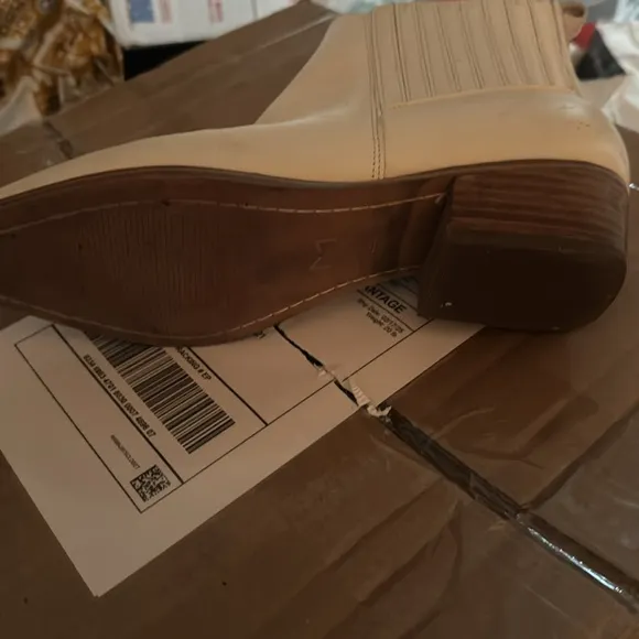 Women's Marc Fisher White Ankle Boots GUC size 9.5