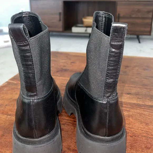 Women’s Schutz new style Billie black Leather pull on boots, sz 8