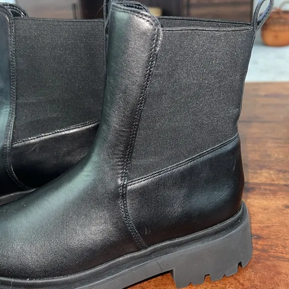 Women’s Schutz new style Billie black Leather pull on boots, sz 8