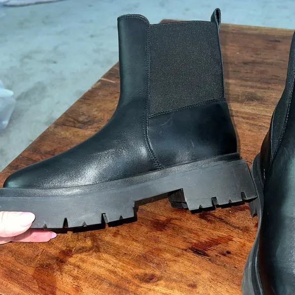 Women’s Schutz new style Billie black Leather pull on boots, sz 8