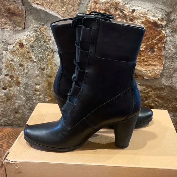 Women’s size 7 NIB TIMBERLAND BLACK LEATHER BOOTS “FEMMES”