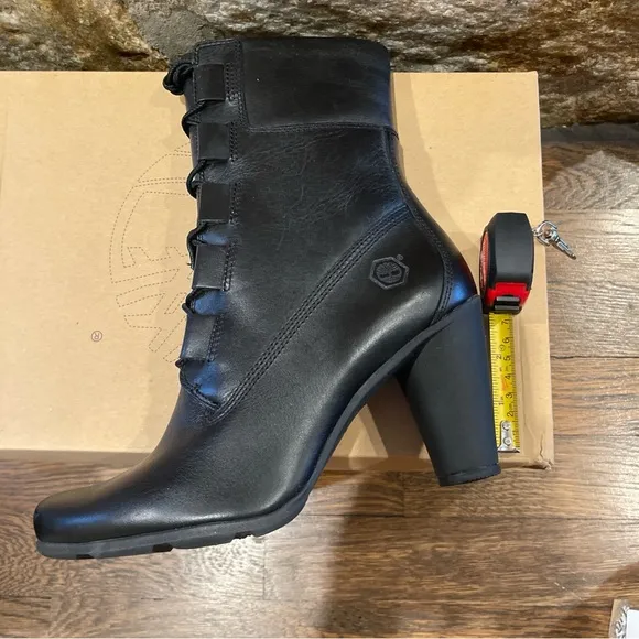 Women’s size 7 NIB TIMBERLAND BLACK LEATHER BOOTS “FEMMES”