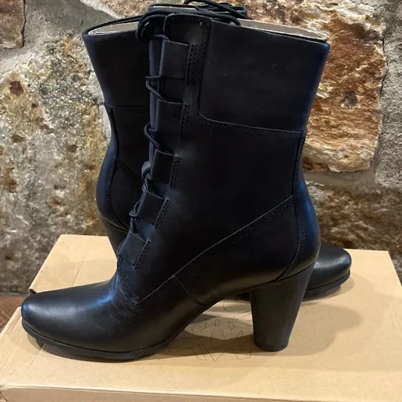 Women’s size 7 NIB TIMBERLAND BLACK LEATHER BOOTS “FEMMES”