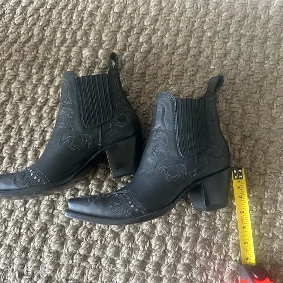 Worn Once Exquisite Old Gringo Black Embroidered Ankle Boots Retail $389!