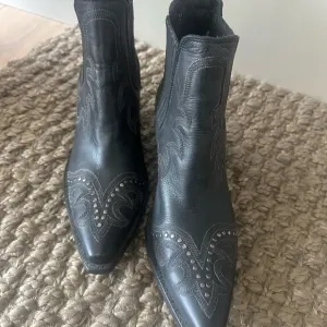 Worn Once Exquisite Old Gringo Black Embroidered Ankle Boots Retail $389!