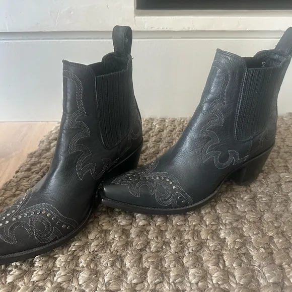 Worn Once Exquisite Old Gringo Black Embroidered Ankle Boots Retail $389!