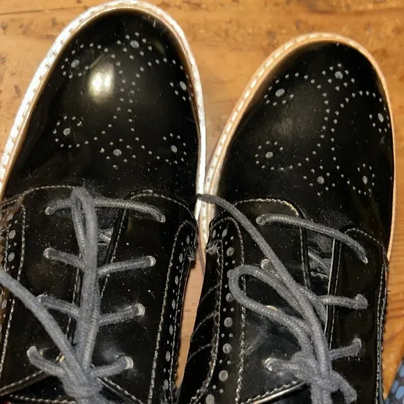 ZARA Sz 40 super cool, shiny black wingtip multicolored platform Oxfords