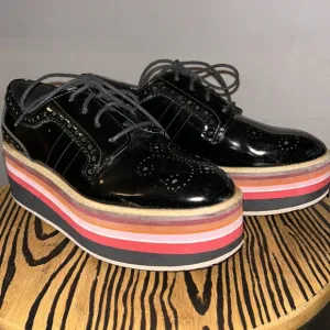 ZARA Sz 40 super cool, shiny black wingtip multicolored platform Oxfords